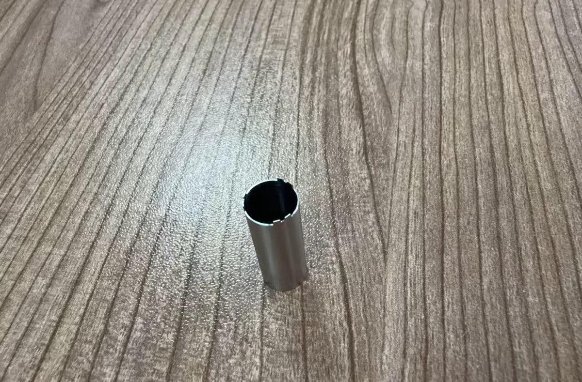 定长截断并切出端面缺口的细管样品